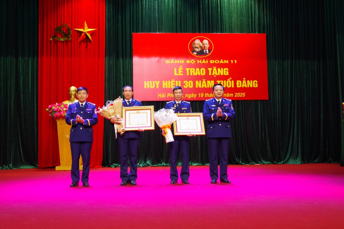 Thủ trưởng Hải đoàn 11 trao huy hiệu 30 năm tuổi đảng cho các đảng viên