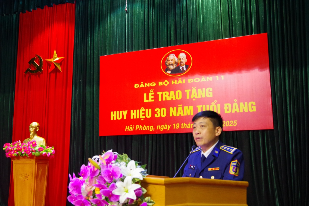 Thượng tá Lê Anh Sơn, Bí thư Đảng ủy - Chính ủy Hải đoàn 11 phát biểu tại buổi lễ