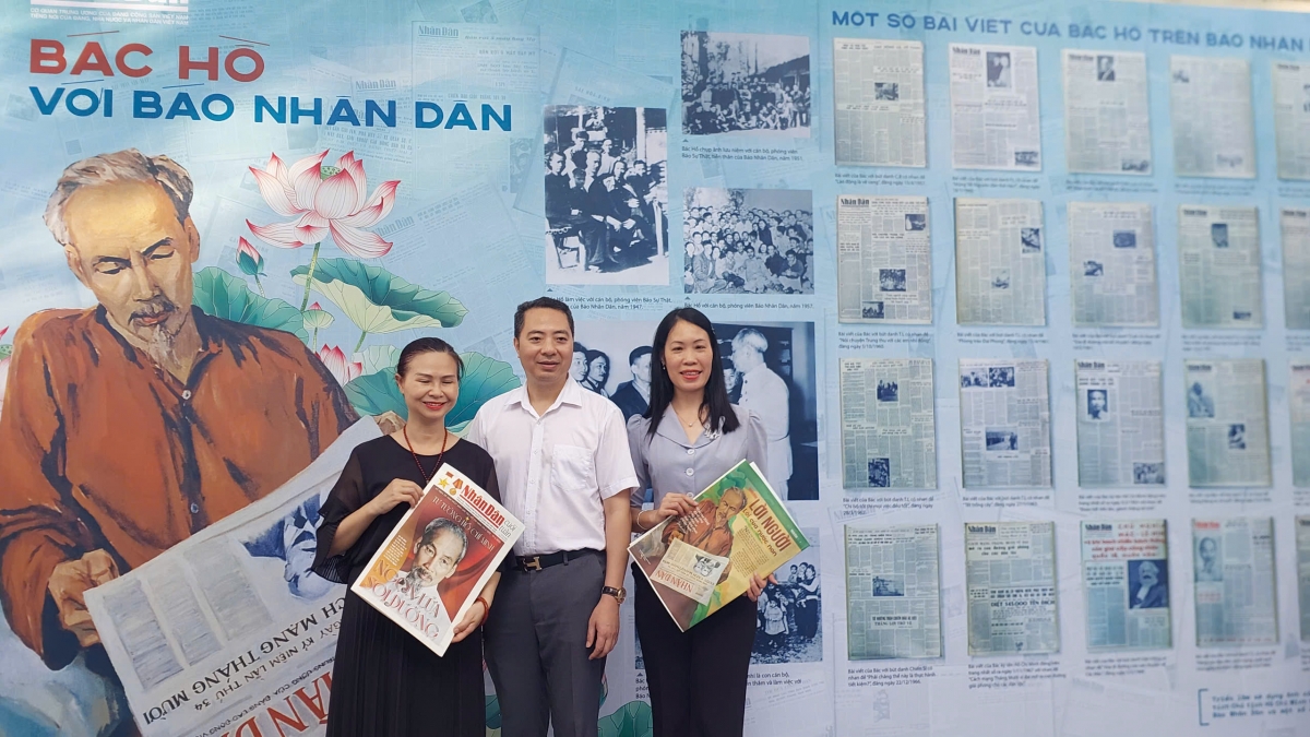 Đông đảo khán giả tham quan và lưu lại những tấm hình đáng nhớ với Ấn phẩm Báo Nhân dân