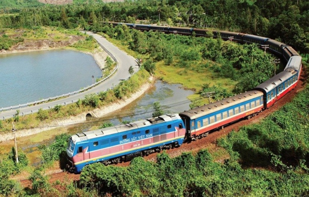 Thủ tướng Phạm Minh Chính yêu cầu đẩy nhanh tiến độ triển khai dự án tuyến đường sắt Lào Cai - Hà Nội - Hải Phòng, trong đó, thực hiện ngay công tác bồi thường, tái định cư, hoàn thành trong tháng 8/2025.