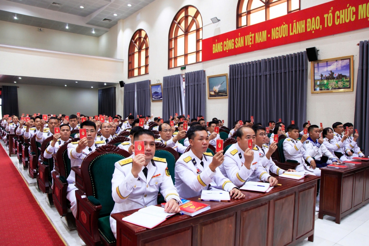 Các đại biểu biểu quyết thông qua nghị quyết đại hội