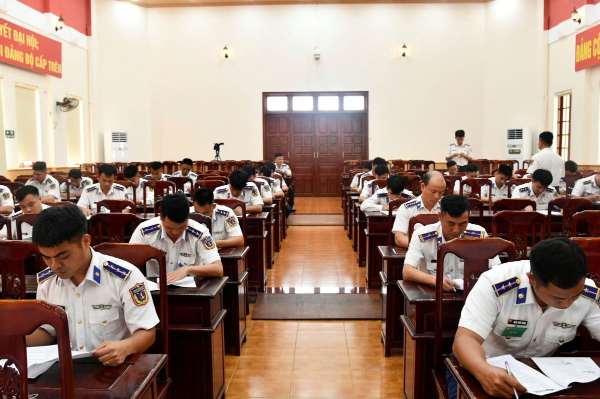 Các thí sinh thực hành nội dung thi lý thuyết.