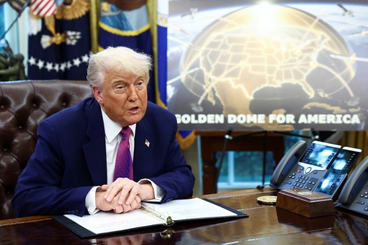 Tổng thống Mỹ Donald Trump giới thiệu về Vòm Vàng (Ảnh: Reuters).