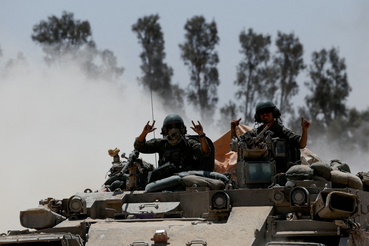 Xe quân sự di chuyển từ phía Israel của biên giới Israe l- Gaza vào Gaza. (Ảnh: Reuters)