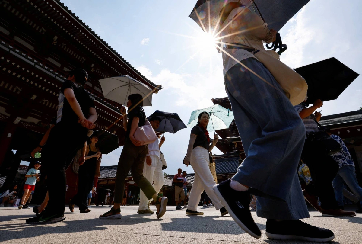 Người dân đi chùa Sensoji ở Tokyo dưới ánh nắng gay gắt