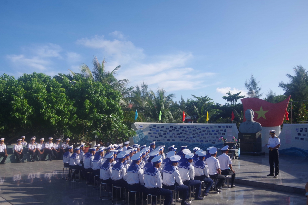 Giáo dục truyền thống tại công viên Đại tướng Võ Nguyên Giáp trên Đảo Sơn Ca
