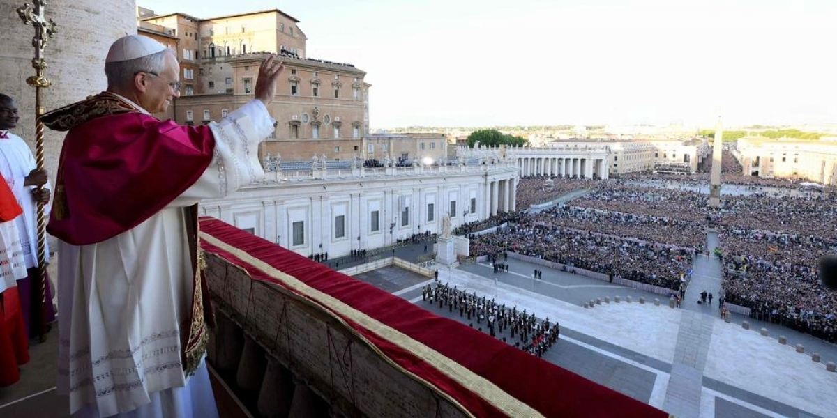 Giáo hoàng Leo XIV vẫy tay chào các tín đồ từ ban công của Vương cung thánh đường Thánh Peter, ở Vatican. Ảnh: Ouest-France