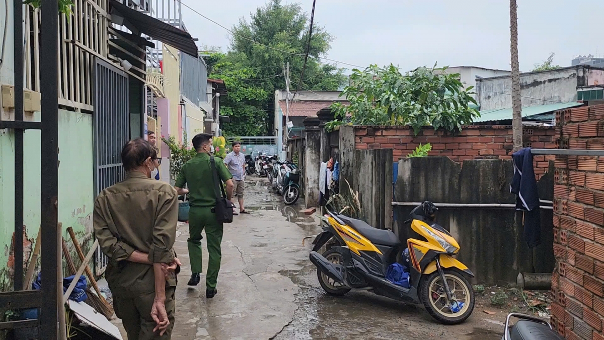 Hiện trường con hẻm nơi căn nhà bị phóng hoả khiến 3 người tử vong. (Ảnh: N.H)