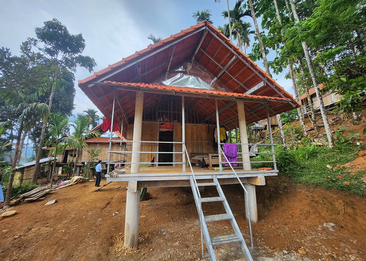 Hầu hết bà con Ca Dong đều chọn mẫu nhà sàn này vì phù hợp chi phí 60 triệu đổng Nhà nước hỗ trợ