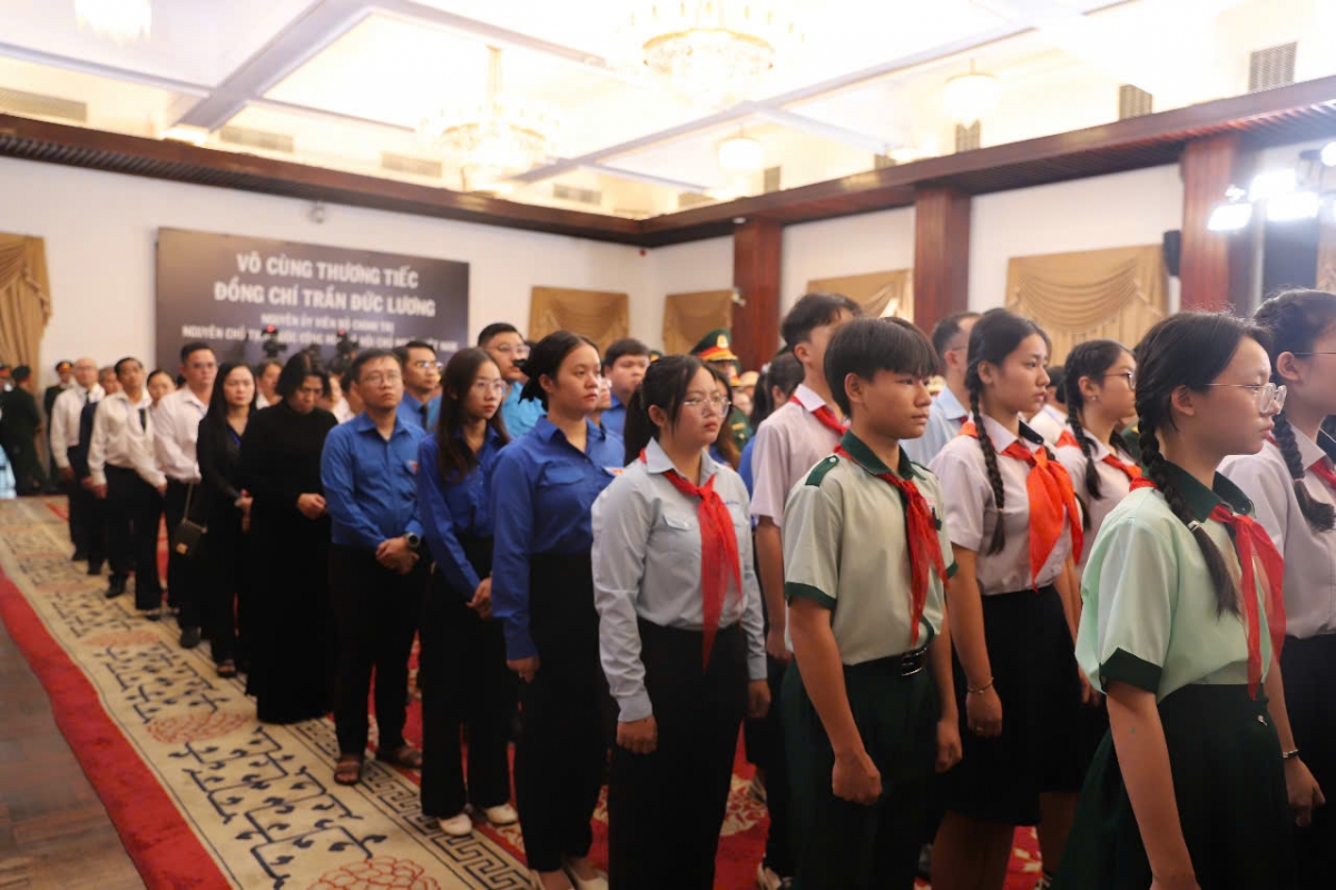 Học sinh, sinh viên, người dân, đoàn thể tại TP.HCM dự lễ truy điệu (ảnh: Hoàng Minh)