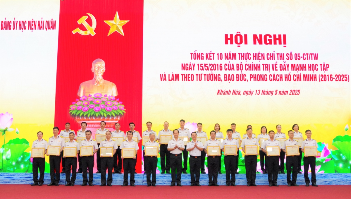 Các tập thể, cá nhân có thành tích tốt trong thực hiện Chỉ thị số 05 nhận thưởng tại hội nghị.