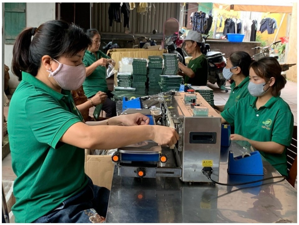 Công nhân HTX Cát Cát đang đóng gói sản phẩm