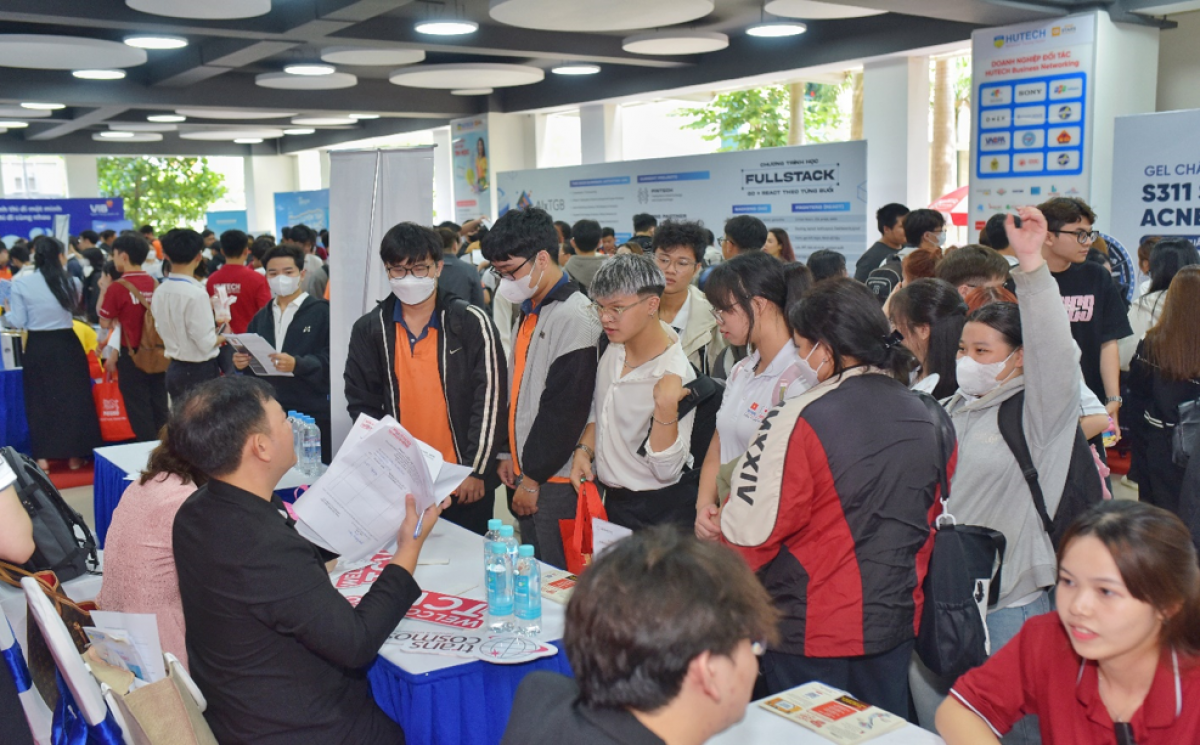 Đông đảo sinh viên HUTECH tìm kiếm cơ hội việc làm tại Ngày hội