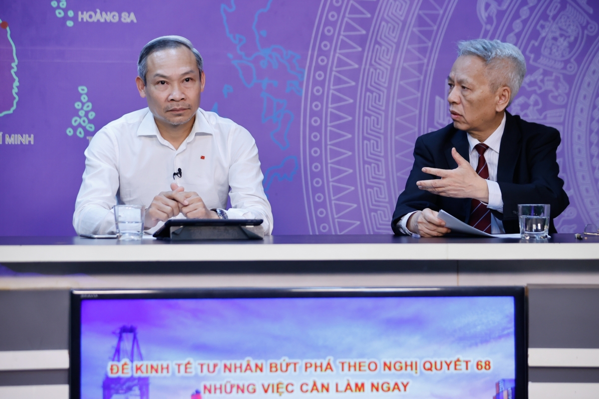 Ủy viên Ủy ban Kinh tế và Tài chính của Quốc hội Phan Đức Hiếu và TS Nguyễn Sỹ Dũng- Nguyên Phó Chủ nhiệm Văn phòng Quốc hội