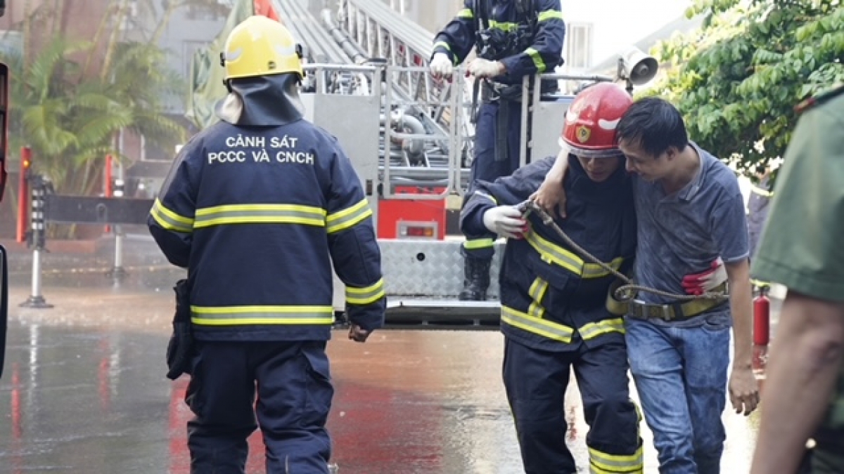 Cán bộ, chiến sĩ tổ chức diễn tập cứu chữa nhanh, an toàn, hiệu quả - Ảnh: VGP/Nhật Nam
