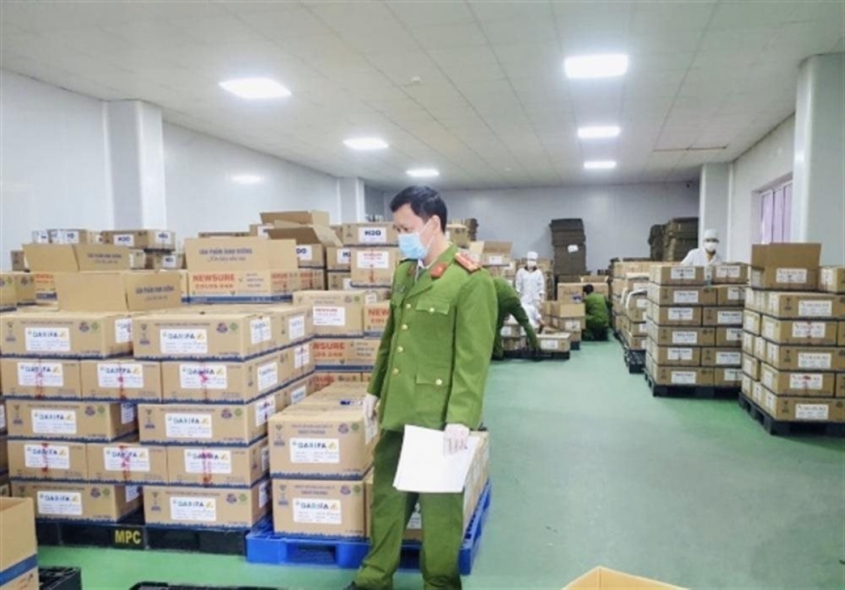 Lực lượng Công an thu giữ lượng lớn sản phẩm được xác định là sữa giả (Ảnh: Đ.S)
 