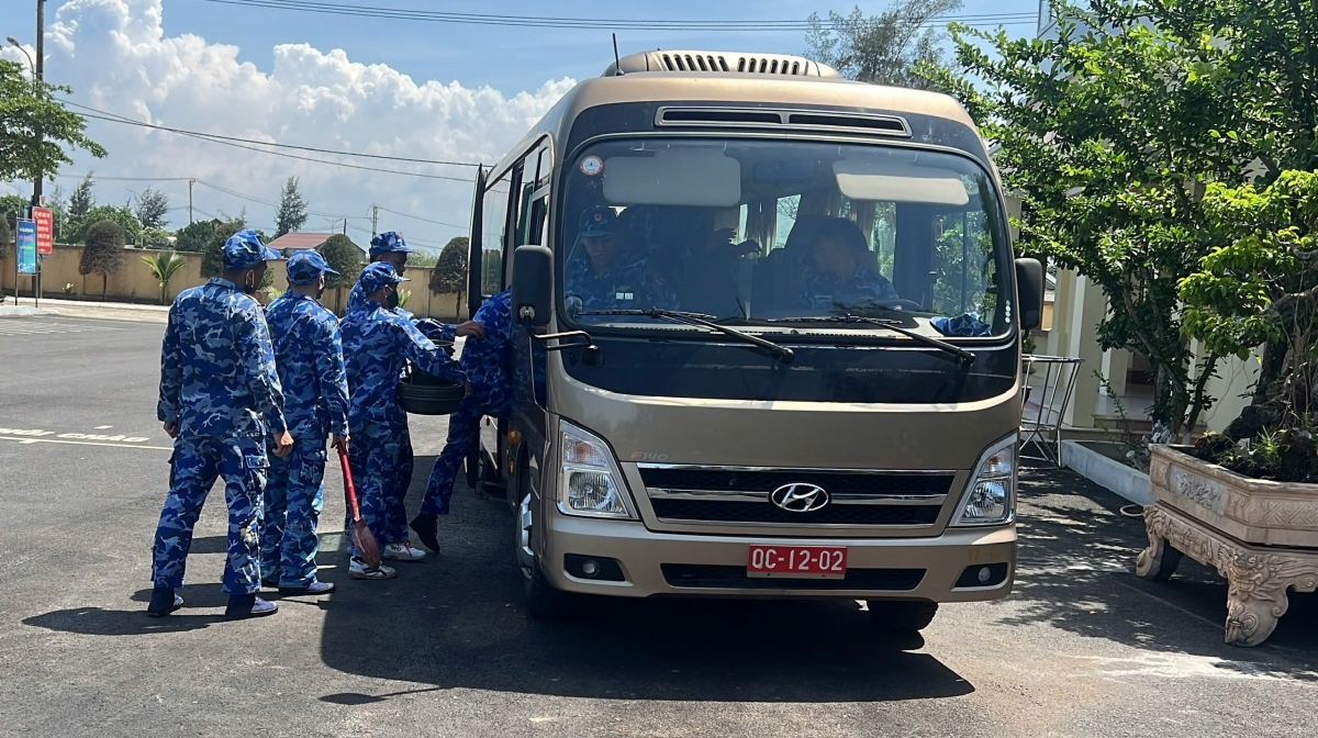 Hải đội 202 huy động lực lượng, phương tiện tham gia chữa cháy rừng tràm phòng hộ tại xã Triệu Cơ (Quảng Trị)