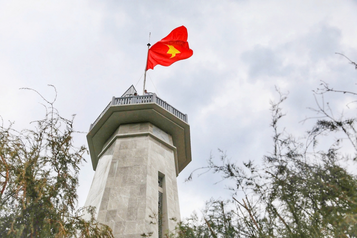 Cột cờ có tổng chiều cao 45,19 mét.