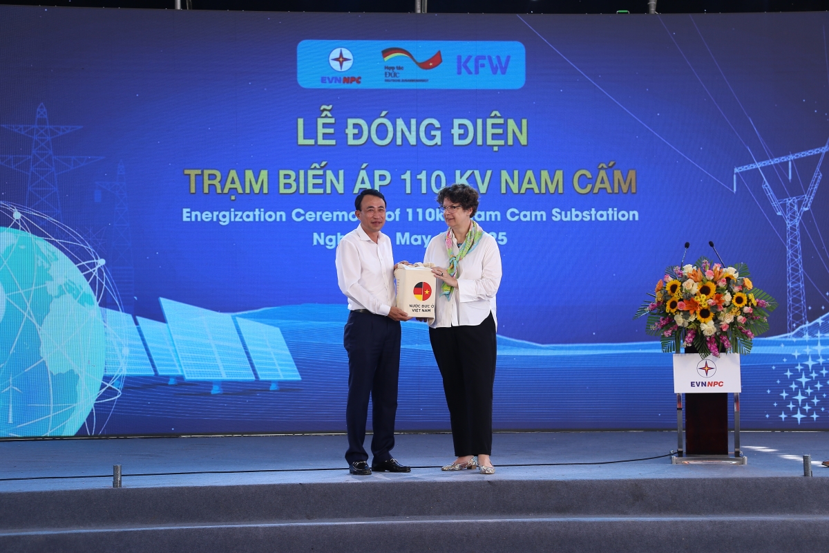 Bà Helga Margarete Barth, Đại sứ CHLB Đức tại Việt Nam tặng quà kỷ niệm cho đại diện nhà đầu tư dự án (ông Lương Minh Thanh - Phó TGĐ Tổng Công ty Điện lực miền Bắc đón nhận)