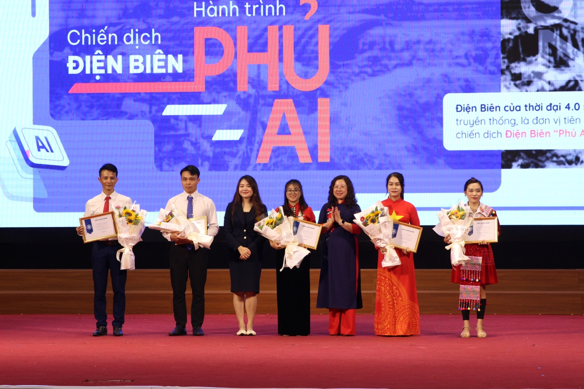 Sở Giáo dục và Đào tạo tỉnh Điện Biên tặng Giấy khen cho 5 cá nhân có thành tích xuất sắc đại diện các dự án ứng dụng AI xuất sắc nhất Khóa tập huấn "Ứng dụng AI thế hệ mới"