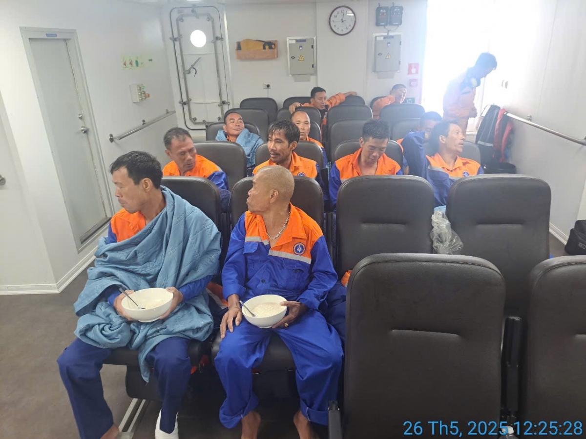 Các thuyền viên tàu Công Thành 07 được đưa lên tàu cứu nạn an toàn