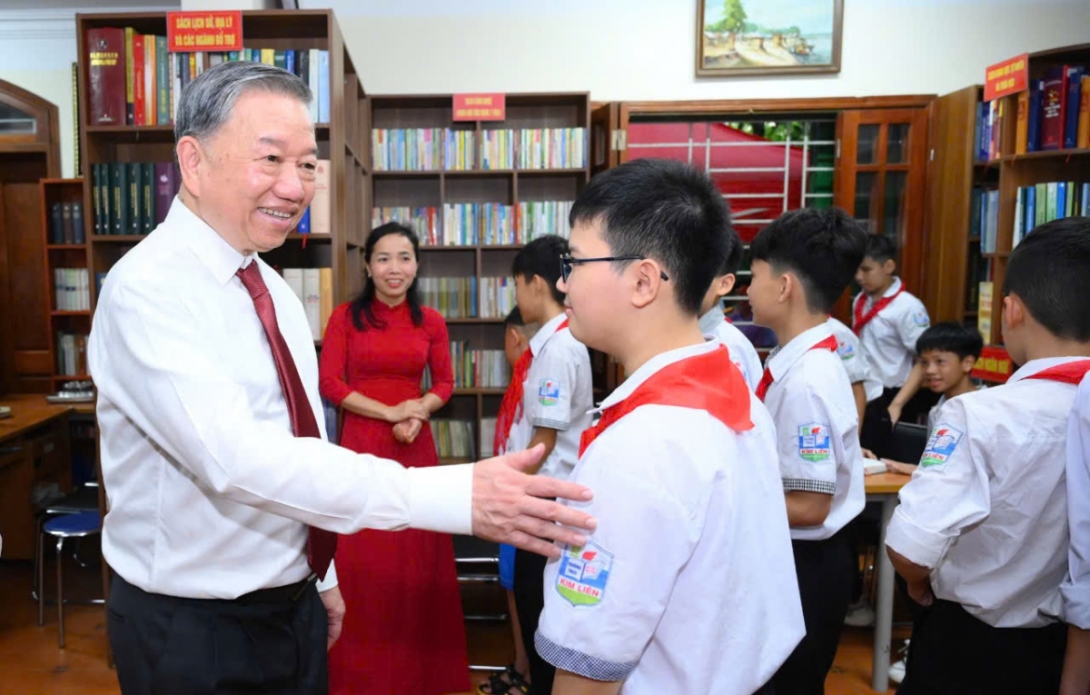 Tổng Bí thư Tô Lâm thăm thư viện Làng Sen.