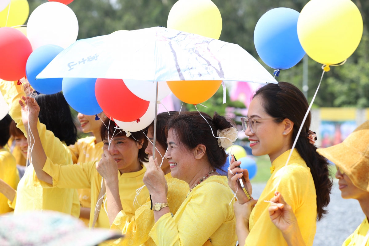 Đông đảo phật tử theo dõi nghi thức thượng Đại kỳ Phật giáo và thả bóng bay.