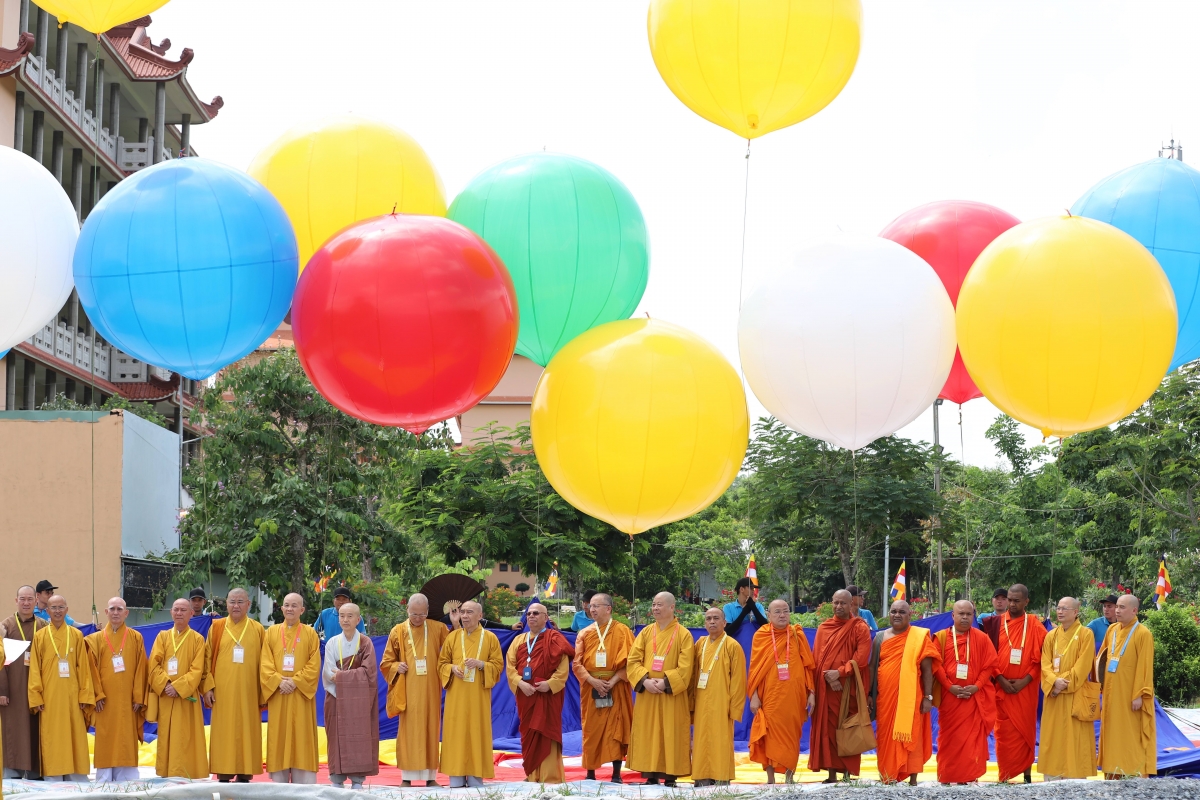 Lãnh đạo Giáo hội Phật giáo Việt Nam và các Trưởng lão Phật giáo thế giới, cùng các tăng ni, phật tử đã cùng thực hiện nghi thức thượng Đại kỳ Phật giáo.