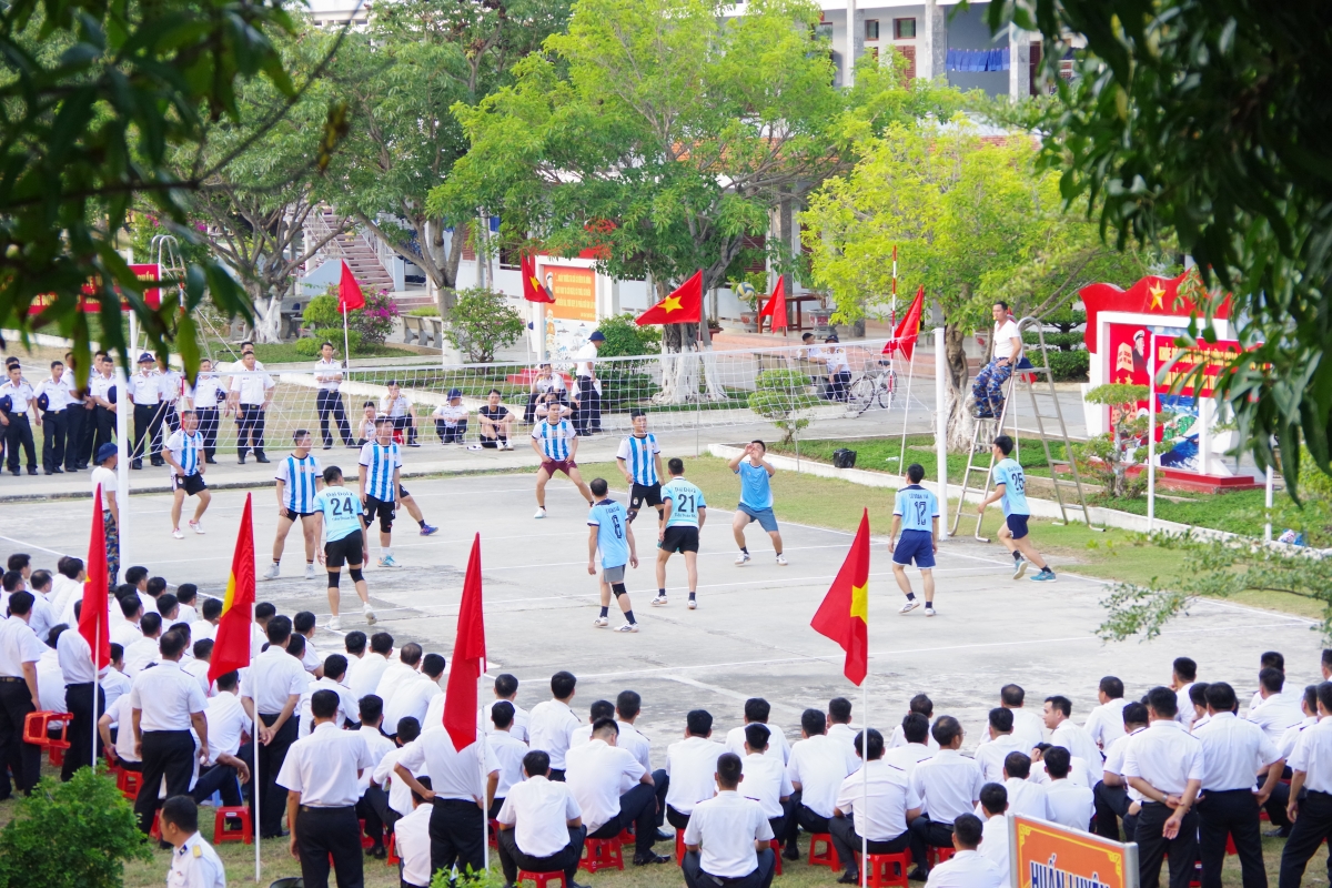 Khối bờ Thi đấu thể thao hướng về Đại hội