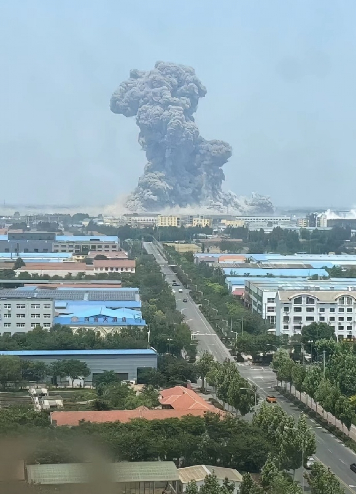 Khói bốc lên tại khu vực nhà máy sau vụ nổ. Ảnh: Sina.com