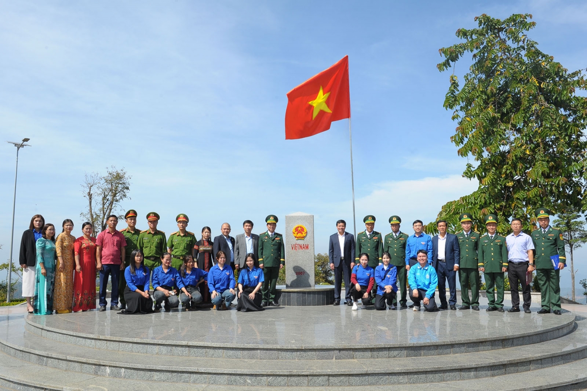 Một hoạt động được tỉnh Kon Tum tổ chức tại cột mốc ba biên Việt Nam-Lào-Campuchia giáo dục tình yêu quê hương đất nước và chủ quyền quốc gia cho thế hệ trẻ.