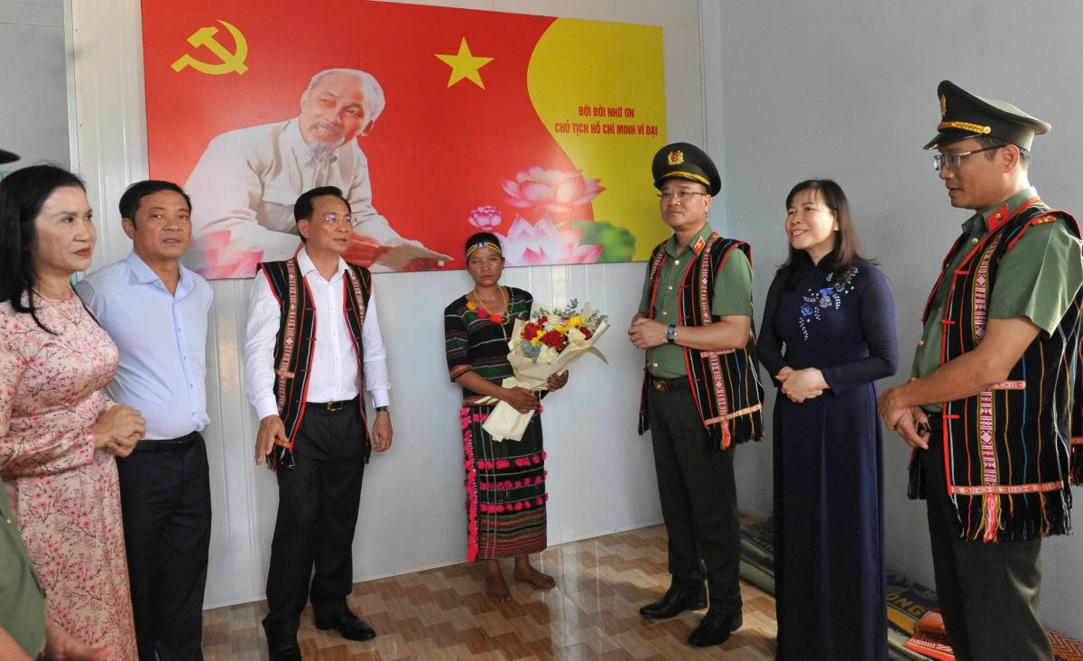 Lãnh đạo Bộ Công an, UBND tỉnh Đắk Nông thăm gia đình chị H'Yơi ở xã Đắk Nia, thành phố Gia Nghĩa, hộ được nhận nhà sáng 12/5.