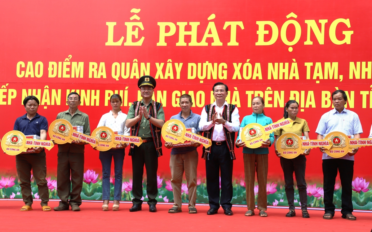 Lãnh đạo Bộ Công an, UBND tỉnh Đắk Nông trao quà, chìa khoá tượng trưng cho một số hộ dân ở Đắk Nông.