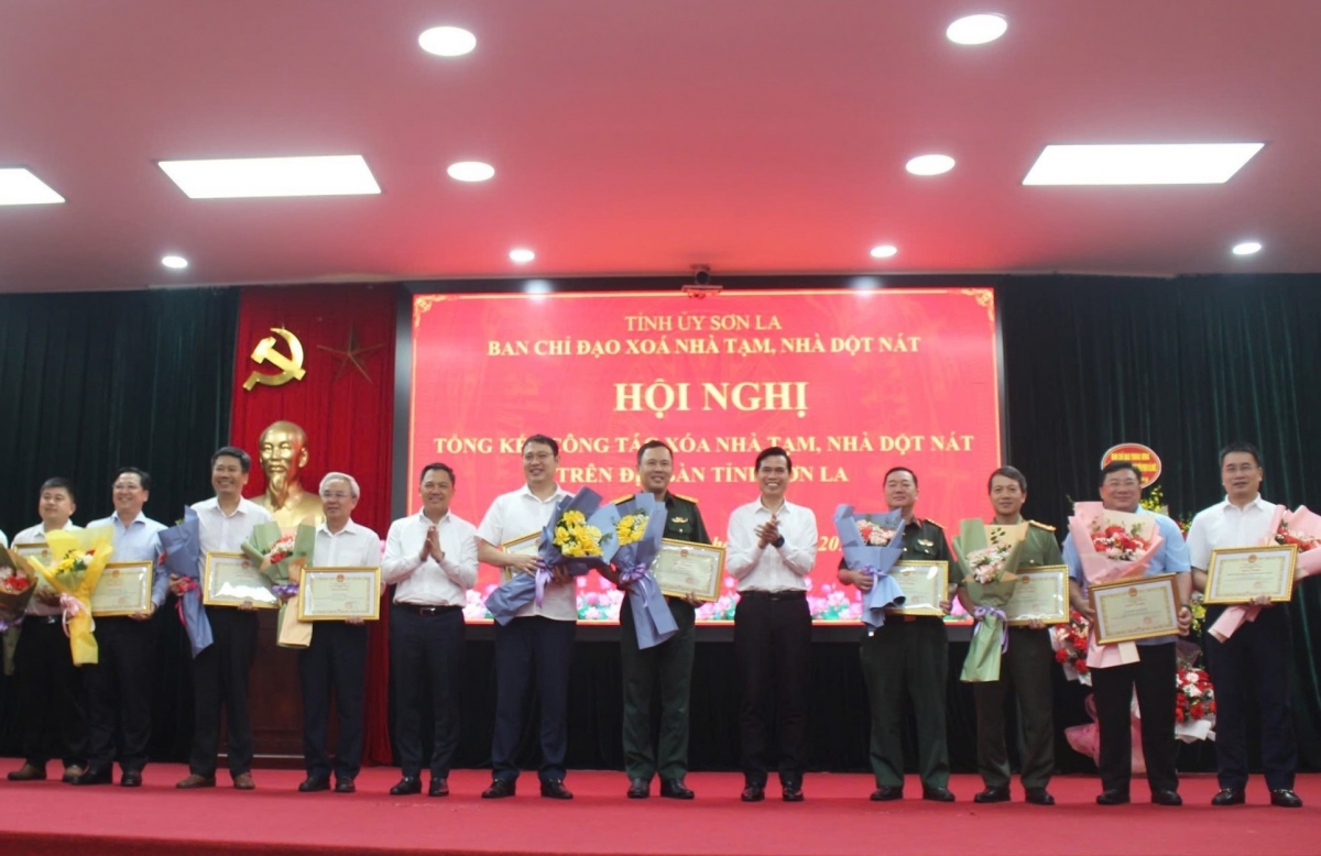 Lãnh đạo tỉnh Sơn La tặng Bằng khen cho các tập thể, cá nhân có thành tích xuất sắc.