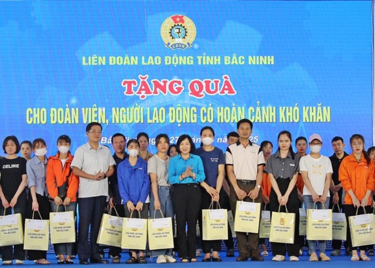 Chủ tịch Liên đoàn Lao động tỉnh Bắc Ninh Nguyễn Thị Vân Hà trao quà tới đoàn viên, người lao động hoàn cảnh khó khăn. Ảnh: N.Hằng