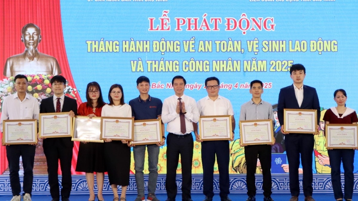 Phó Chủ tịch UBND tỉnh Lê Xuân Lợi trao Bằng khen của Chủ tịch UBND tỉnh cho các tập thể, cá nhân có thành tích xuất sắc trong công tác an toàn, vệ sinh lao động năm 2024. (Ảnh: Cổng thông tin điện tử Bắc Ninh)