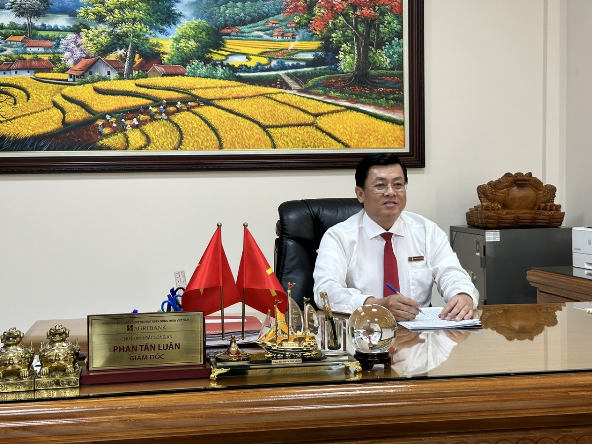 Ông Phan Tấn Luân, Giám đốc Agribank chi nhánh Bắc Long An: Agribank chủ động tiết kiệm chi phí đầu vào để giảm lãi suất cho vay tối đa cho khách hàng. Nhờ đó nhiều khách hàng được vay vốn giá rẻ nhất trên thị trường, có cơ hội làm giàu ngay trên quê hương mình.