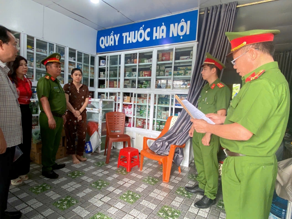 Lực lượng chức năng tiến hành kiểm tra hành chính đối với 2 cơ sở kinh doanh thuốc