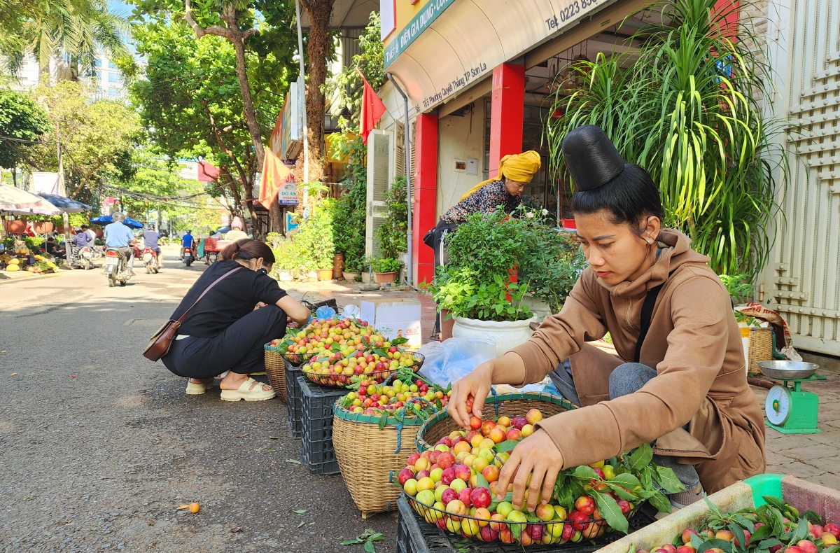 Gánh mận tươi rói của chị Lò Thị Bình, ở xã Chiềng Đen, thành phố Sơn La bán hết trong buổi sáng