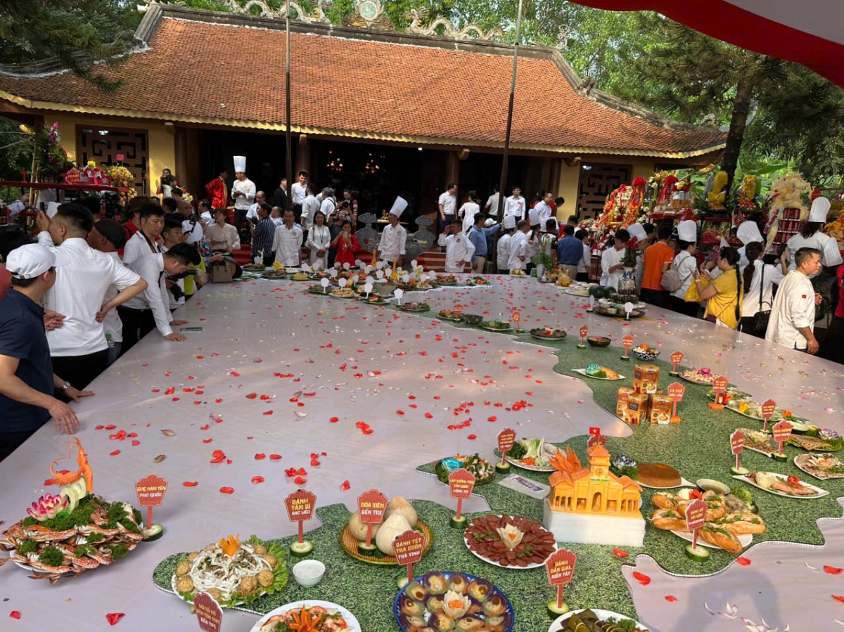 Mỗi mâm lễ thể hiện văn hóa ẩm thực truyền thống, mang đậm dấu ấn vùng miền
