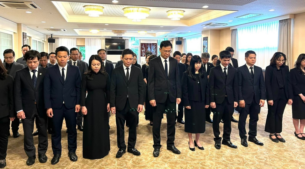 Một phút mặc niệm tưởng nhớ nguyên Chủ tịch nước Trần Đức Lương (ảnh VOV Tokyo)