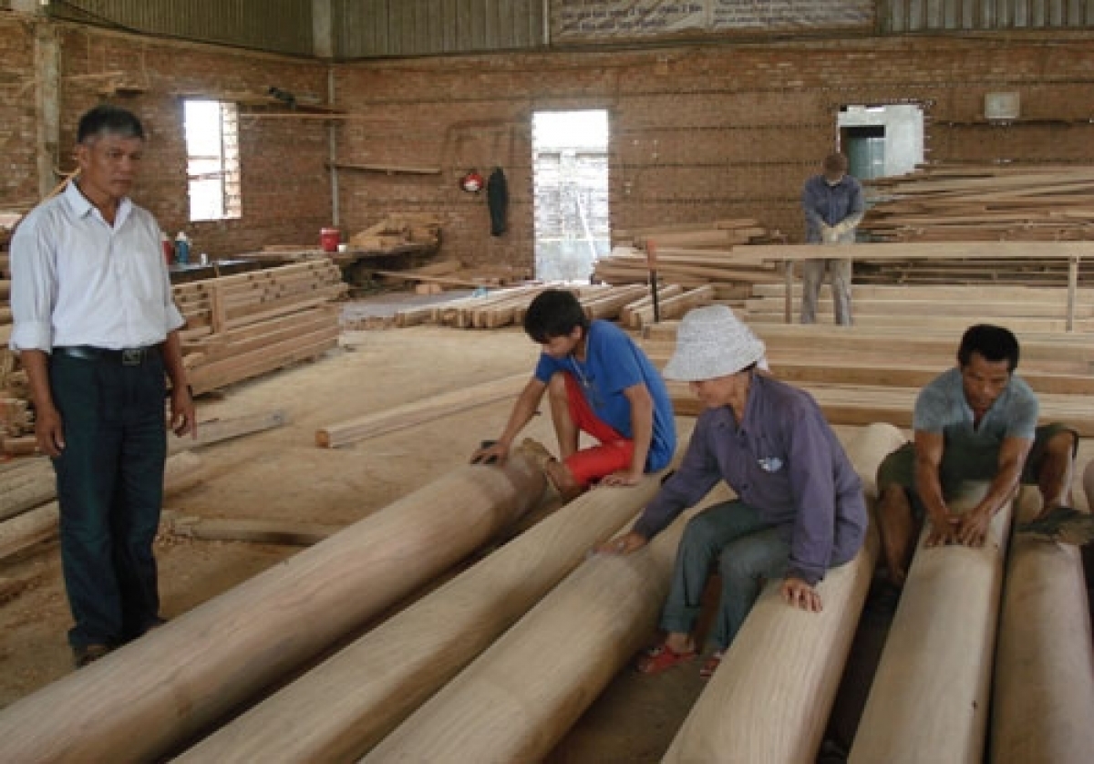 Ông Đặng Đình Sinh, Giám đốc Công ty TNHH Khởi Nguyên, huyện Tiên Du kiểm tra chất lượng sản phẩm tại xưởng sản xuất gỗ của công ty.