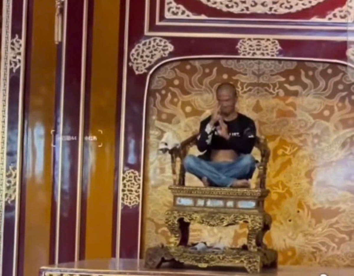 Người đàn ông ngồi trên ngai vàng gây xôn xao dư luận