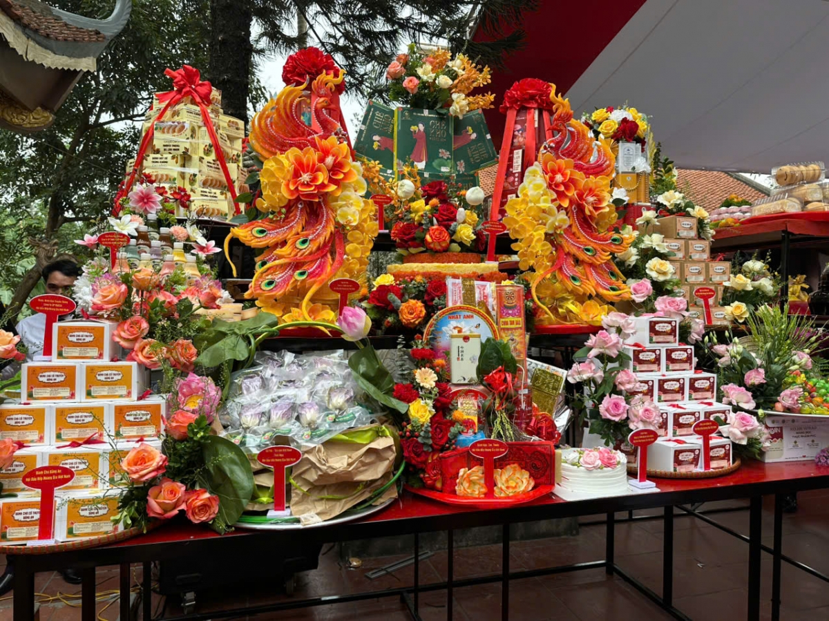 Nghi thức kính lễ được tổ chức tôn nghiêm với lòng thành kính