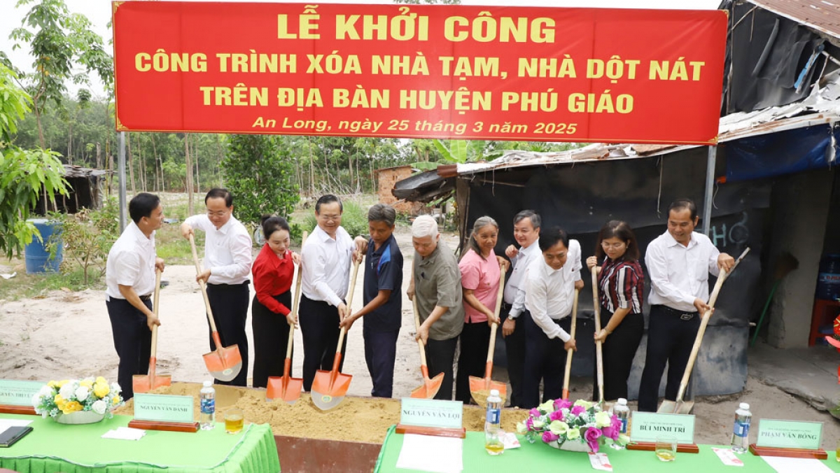 Lãnh đạo tỉnh Bình Dương động thổ xây nhà cho hộ nghèo.