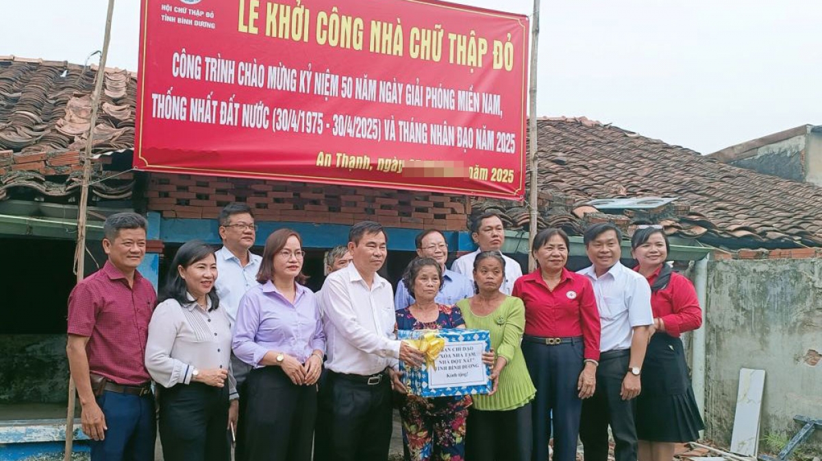Khởi công xây tặng căn nhà cho ông Nguyễn Văn Rộng, ở TP Thuận An.