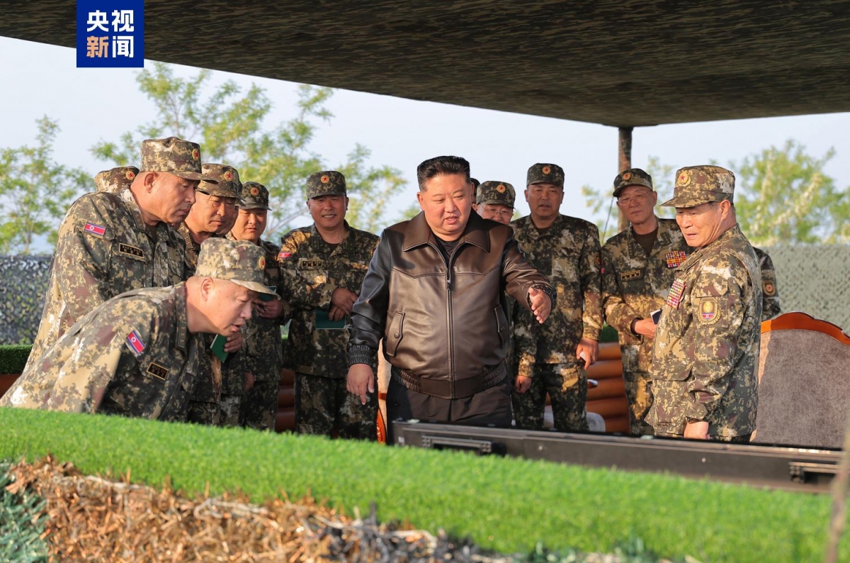 Nhà lãnh đạo Triều Tiên Kim Jong-un thị sát cuộc thi của lực lượng pháo binh. Ảnh: CCTV