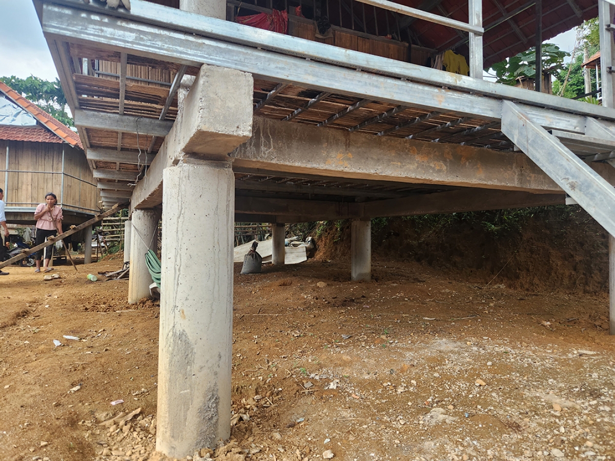Nhà sàn có 4 trụ được đổ bằng bê tông