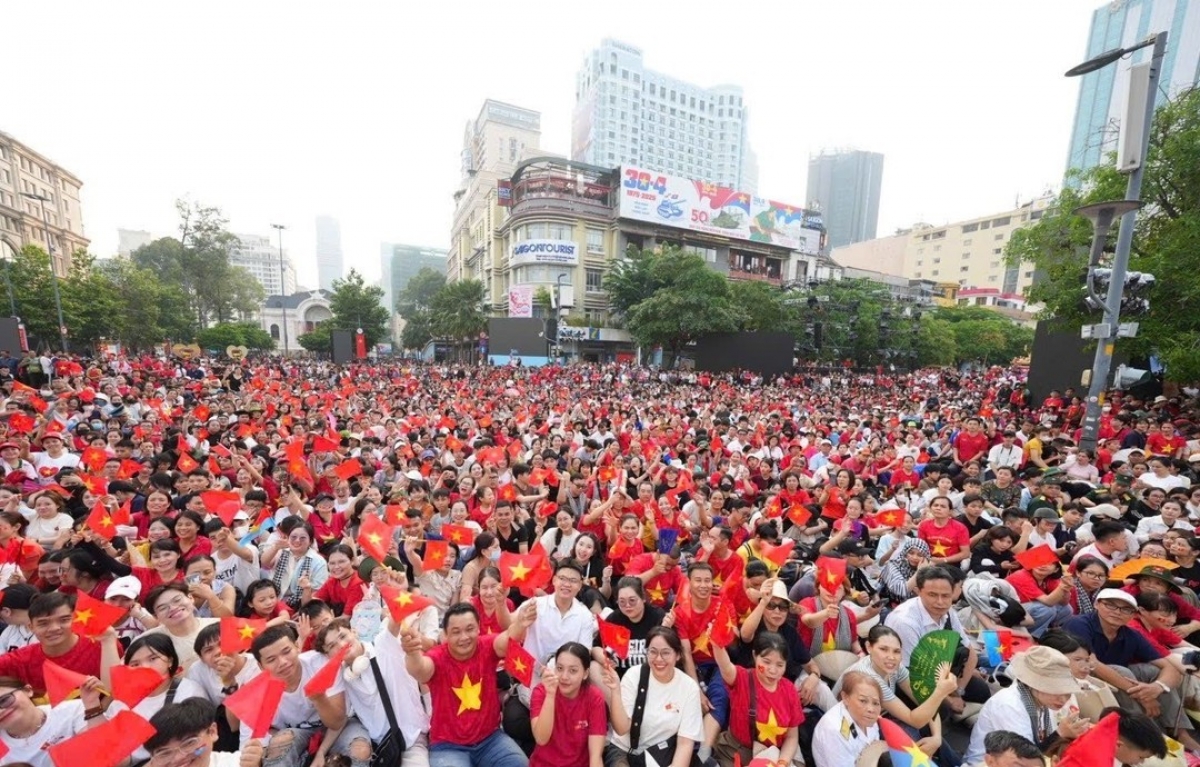 Nhân dân chờ đón