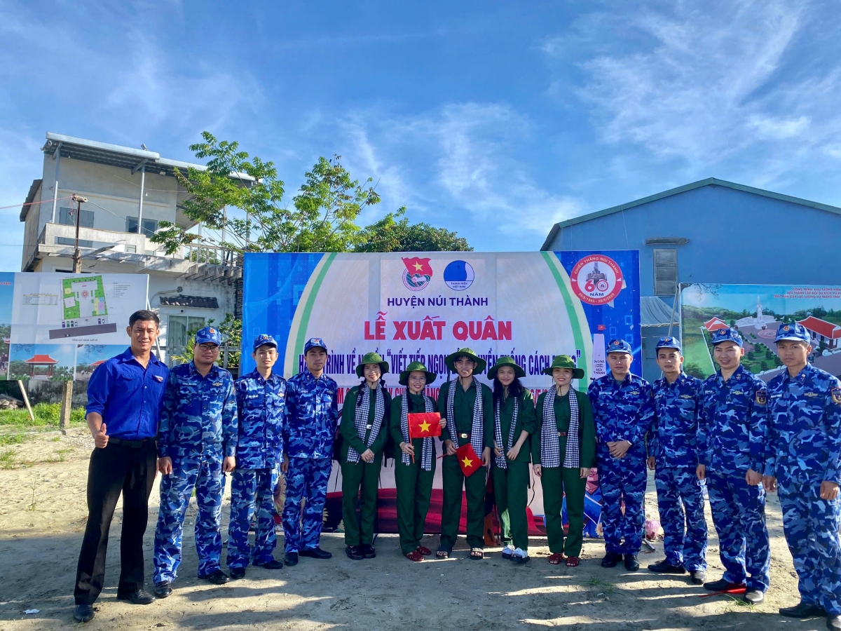 Các đơn vị tham gia buổi lễ xuất quân của hành trình “Viết tiếp ngọn lửa truyền thống cách mạng”
